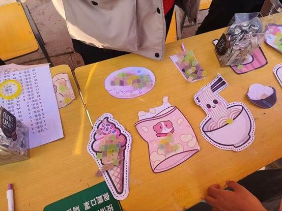 桌子上摆放着广告卡片和杂志 AI 生成的内容可能不正确。